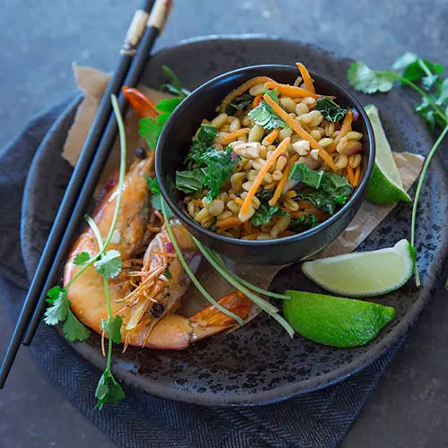 Wok mit weizen, garnelen und knackigem gemüse - Campingaz & Coleman