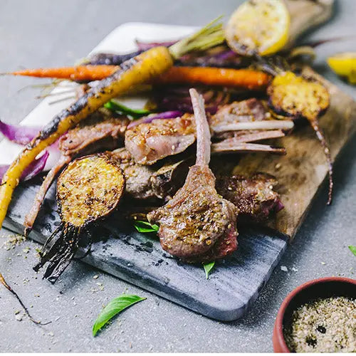 Gegrilltes lammfleisch mit basilikum-joghurtsauce - Campingaz & Coleman