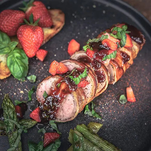 Schweinefilet im speckmantel und erdbeer-balsamico sauce - Campingaz & Coleman