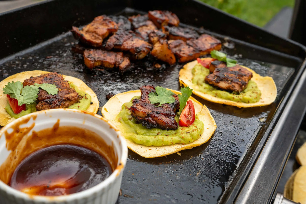 Tacos-Pork-Belly-Burnt-Ends-Style-mit-Avocadocreme Campingaz & Coleman