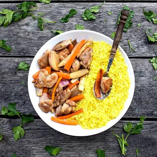 Gebratenes hähnchen mit knackigem gemüse und champignons mit couscous - Campingaz & Coleman