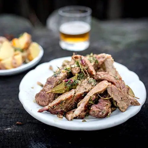 Gegrilltes schweinefleisch, röstkartoffeln und paprikasalat mit senfdressing - Campingaz & Coleman